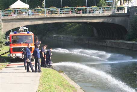 Pollution de la Dendre - Septembre 2007 Les pompiers d'Ath ont oxygéné l’eau à l’aide de plusieurs autopompes.