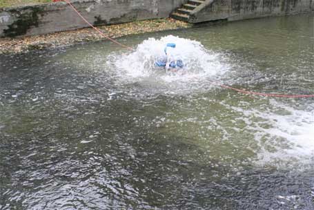 Pollution de la Dendre - Septembre 2007 Placement d'emulseur afin de sauver les populations piscicoles