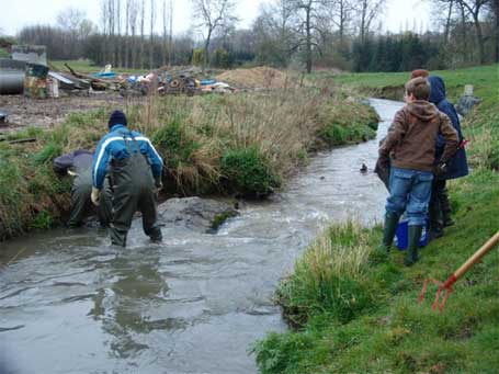 Nettoyage des cours d'eau Nettoyage des cours d'eau, sensibilisation des écoles