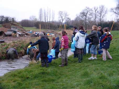 Nettoyage des cours d'eau Nettoyage des cours d'eau, sensibilisation des écoles