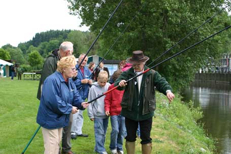 het informeren van de vissers en het grote publiek; het informeren van de vissers en het grote publiek;